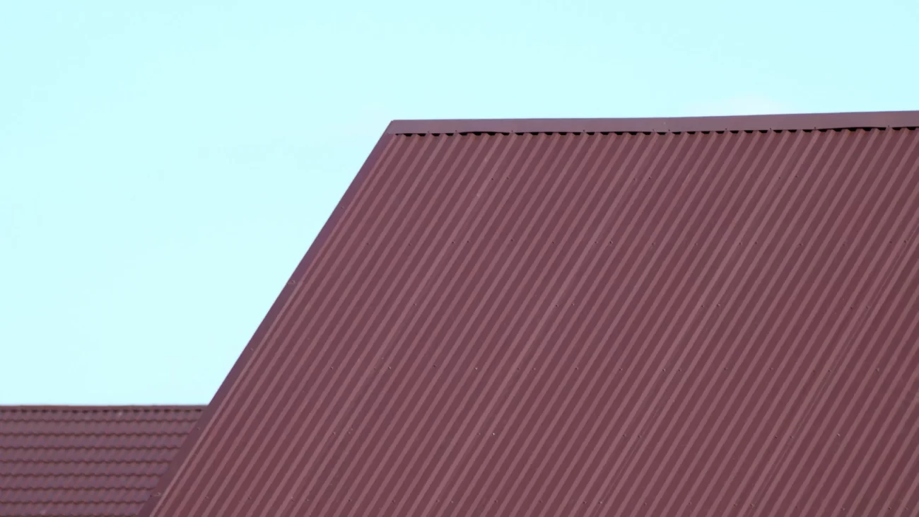 Jakie zalety ma dach z blachy? Zdjęcie przedstawia blach z dachy