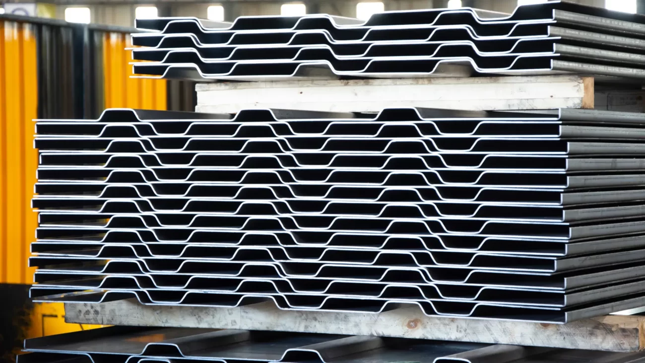 Jakie są rodzaje blach. Zdjęcia przedstawiają blachy dachowe: falista, profilowa, trapezowa, płaska, blachodachówka